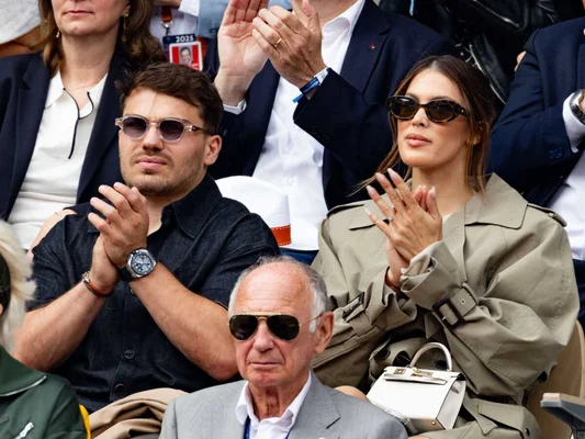 Spectateurs dans les gradins, dont Iris Mittenaere et Antoine Dupont, assistant à un match.