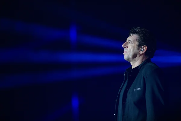 Patrick Bruel de profil, sur scène ou lors d'une intervention.