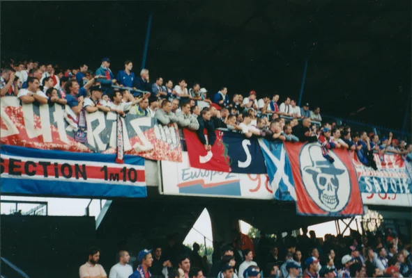 Supporters parisiens en déplacement à Auxerre en 1997, arborant banderoles et tifos.