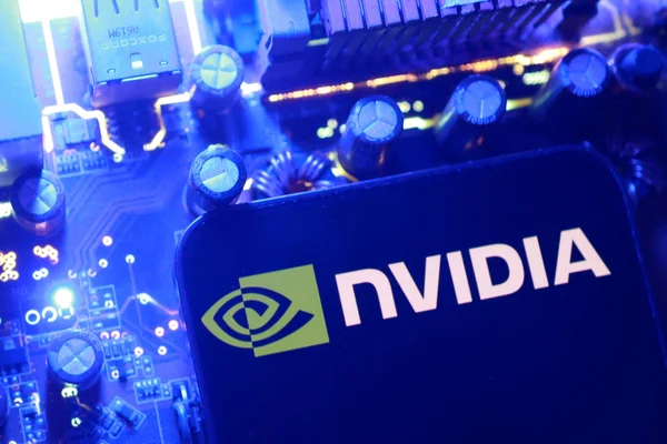 Carte graphique Nvidia sur une carte mère avec éclairage bleu.