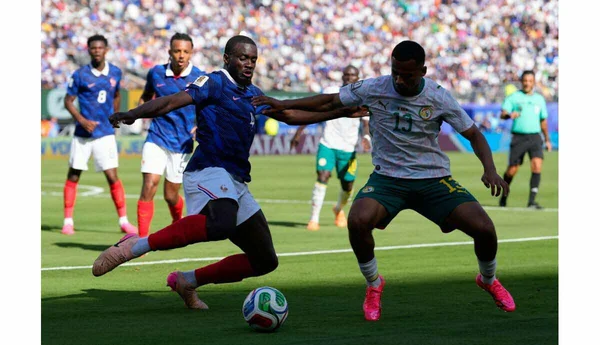 Action de jeu lors du match France-Sénégal avec un duel pour le ballon.