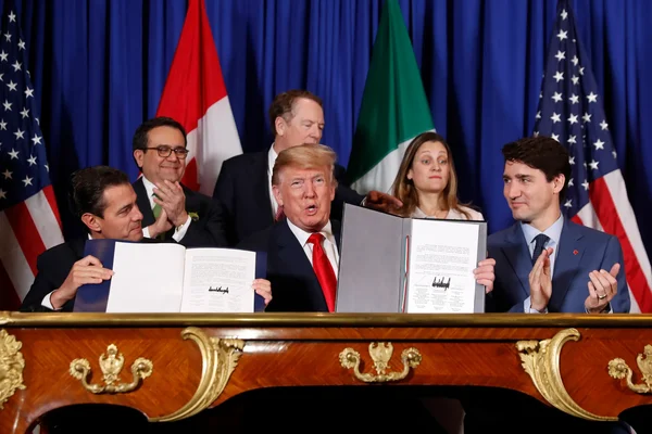 Donald Trump, Justin Trudeau et Enrique Peña Nieto lors de la signature de l'USMCA.