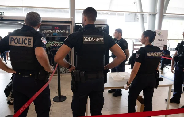 Opération de la gendarmerie et de la police française lors du démantèlement d'un trafic de stupéfiants impliquant des mules venues du Brésil.