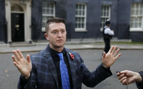 Tommy Robinson lors de son arrestation, les mains levées.