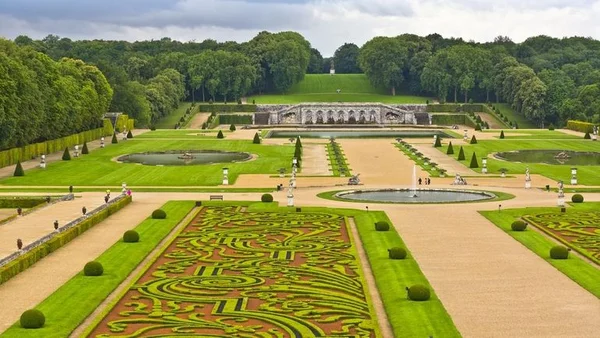 Les jardins à la française de Vaux-le-Vicomte, avec leurs parterres et fontaines.