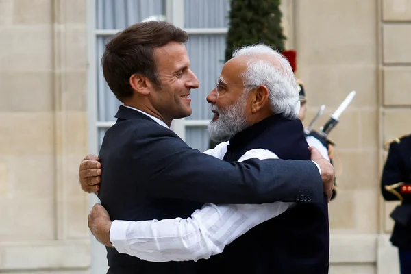 Emmanuel Macron et Narendra Modi s'embrassant lors d'une rencontre officielle.