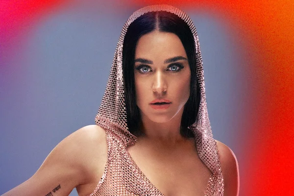Portrait studio de Katy Perry en haut rose chaîne.