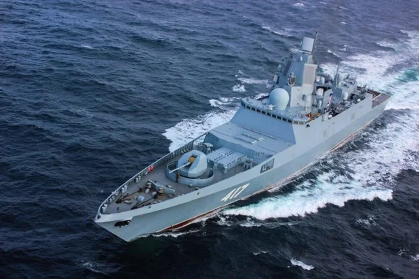Vue aérienne de la frégate russe Amiral Gorshkov (numéro 417) en mer agitée.