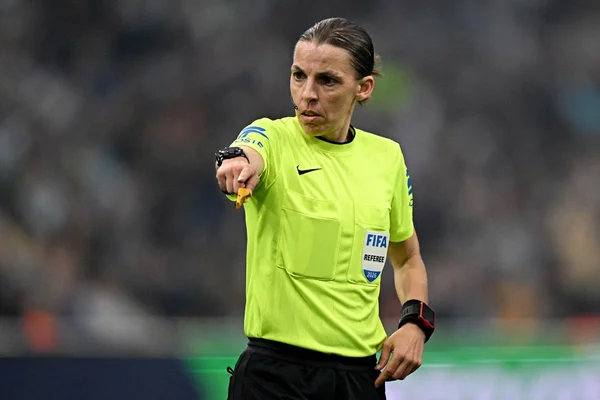 Stéphanie Frappart en tenue FIFA jaune fluo, prête à intervenir.