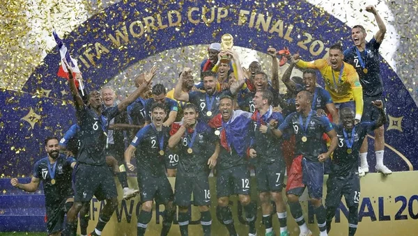 Les Bleus sacrés champions du monde 2018, célébrant leur victoire sur le podium avec le trophée.