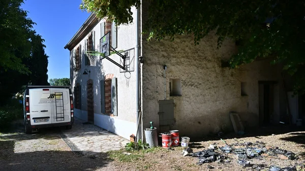 Le fourgon blanc utilisé par les suspects devant la maison du laboratoire clandestin.