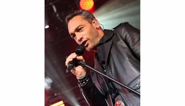 Jean-Baptiste Guégan, sosie vocal d'Hallyday, en concert sur scène.
