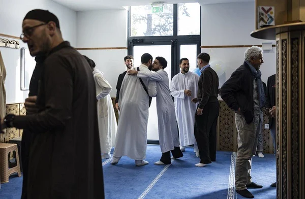 Participants à la rencontre annuelle des Musulmans de l'Ouest s'embrassant après la confirmation de l'interdiction.