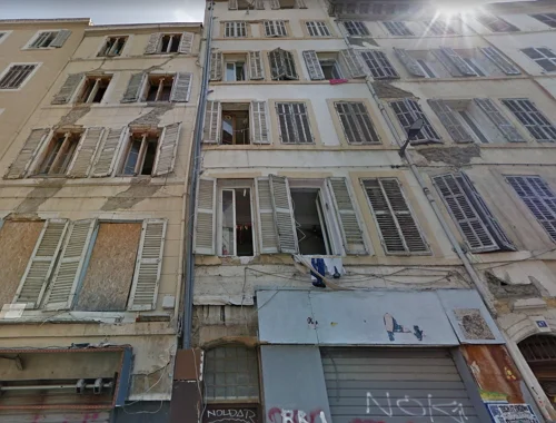 Immeubles vétustes à Marseille, illustrant le bâti dégradé du quartier Noailles.