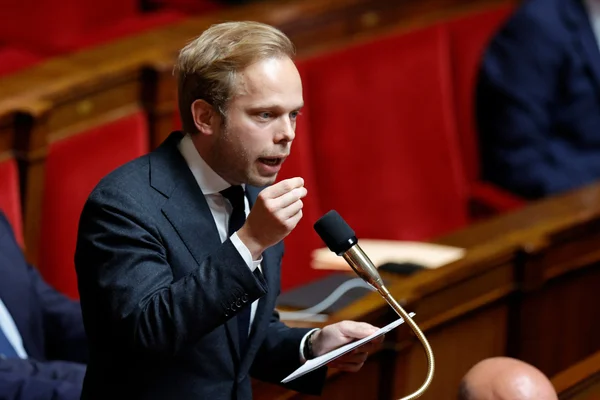 Charles Alloncle prenant la parole à l'Assemblée nationale.