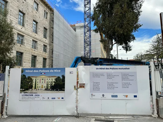 Le chantier de l'Hôtel des Polices de Nice, derrière une palissade blanche, site de l'ancien parvis Nicolas Sarkozy.