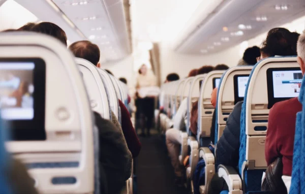 Intérieur d'un avion de ligne lors d'un incident impliquant un passager menaçant.