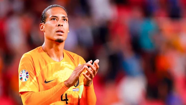 Virgil van Dijk, capitaine des Pays-Bas, applaudissant lors d'un match de la Coupe du monde 2026.