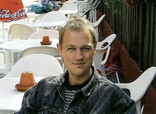 Martin Ney, le pédocriminel allemand, attablé à une terrasse de café.
