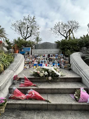Le mémorial des victimes de l'attentat du 14 juillet 2016 à Nice, avec l'inscription « EN MEMOIRE DE NOS ANGES » et des hommages floraux.
