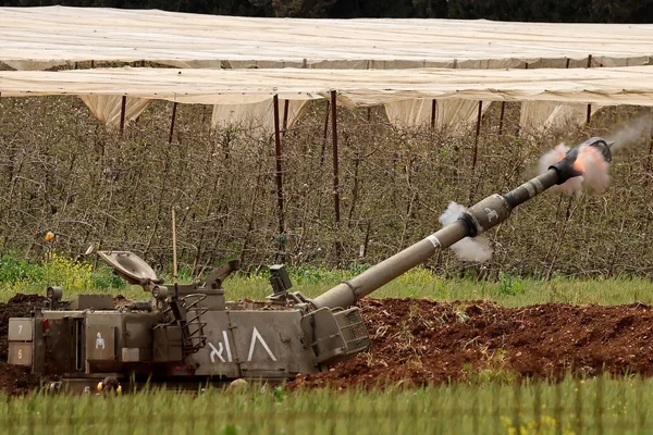 Un obusier automoteur israélien en action dans le sud du Liban.