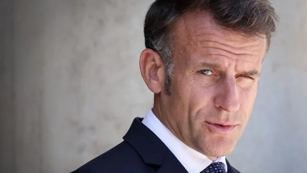 Le président Emmanuel Macron annonce l'arraisonnement d'un pétrolier russe dans l'Atlantique.