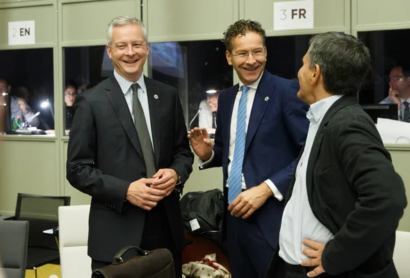 Bruno Le Maire, Jeroen Dijsselbloem et Euclid Tsakalotos en discussion lors d'une réunion.