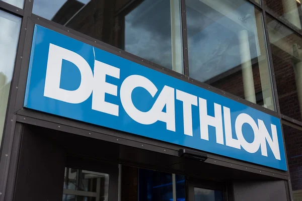 Enseigne lumineuse Decathlon sur la façade d'un magasin.
