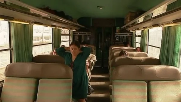 À l'intérieur d'un train SNCF : une passagère s'installe dans l'allée par une journée de forte chaleur.