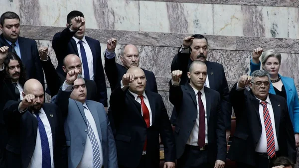 Membres d'Aube Dorée prêtant serment ou manifestant leur unité.