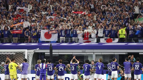 Les joueurs saluent les supporters japonais après un match de la Coupe du monde.