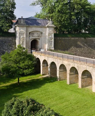 Porte fortifiée et pont-viaduc de Longwy, éléments du patrimoine Vauban.