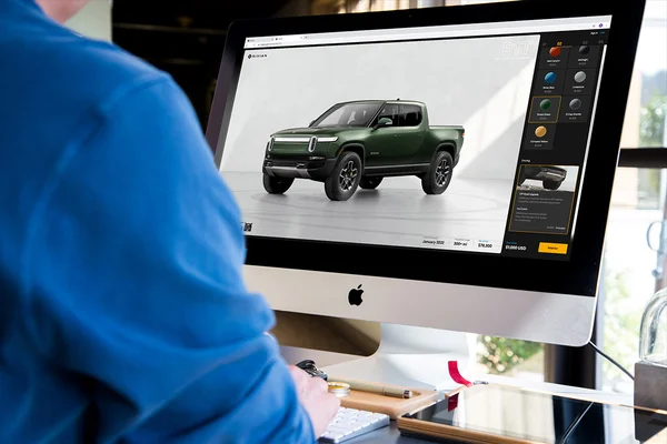 Configuration en ligne du Rivian R1T, un modèle clé pour l'entreprise avant les réductions d'effectifs.