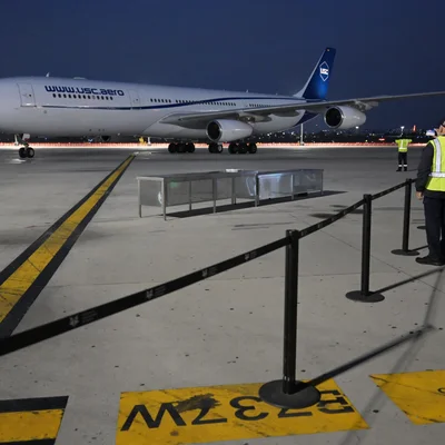 L'avion de l'équipe d'Iran garé sur le tarmac de l'aéroport de Tijuana.