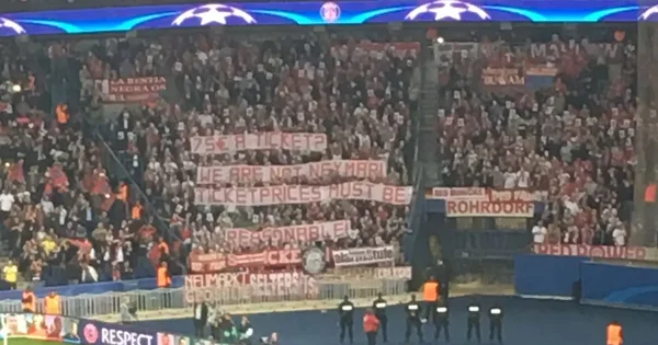 Les supporters munichois protestent contre le prix des places à Paris, affichant '75€ A TICKET?' et 'WE ARE NOT NEYMAR!'.