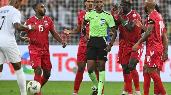 Omar Artan officiant lors d'un match international.