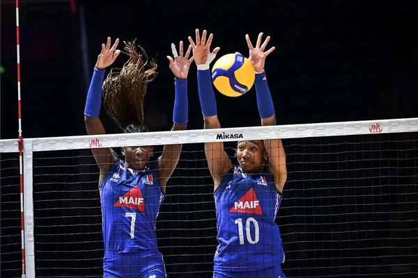 Les Bleues au filet lors de leur victoire contre l'Ukraine en Ligue des Nations.