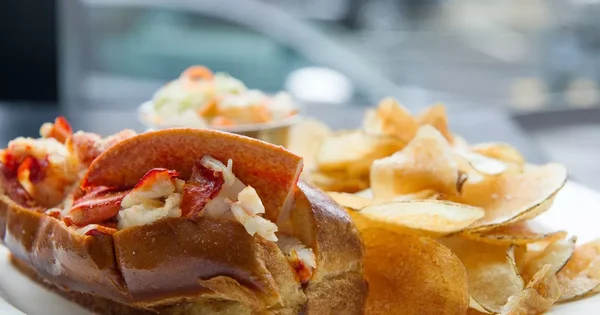 Un lobster roll, spécialité locale à déguster dans un restaurant de Boston.