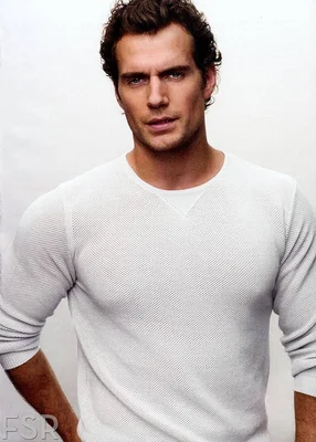Henry Cavill en chemise blanche en filet.
