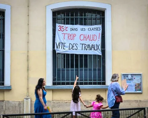 Manifestation pour des conditions de travail décentes face à la chaleur, en lien avec la revendication d'un congé climatique.
