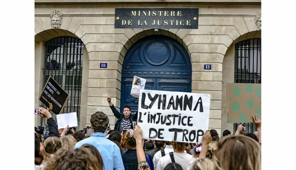Manifestation devant le ministère de la Justice en hommage à Lyhanna.