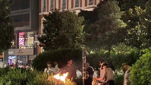 Rassemblement nocturne autour d'un feu de végétation à Toulouse, contexte des mesures de sécurité pour la Coupe du monde 2026.