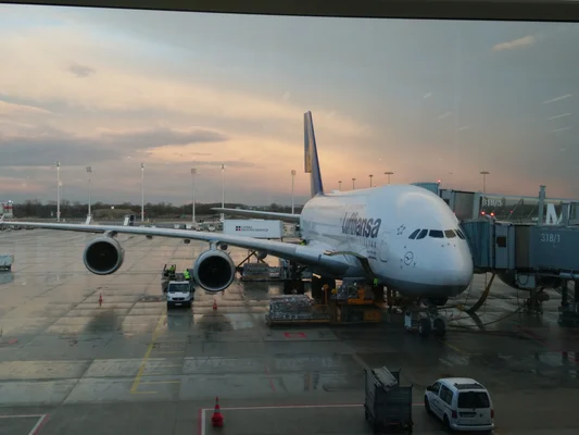 Un Airbus A380 de Lufthansa sur le tarmac de l'aéroport de Munich au crépuscule.