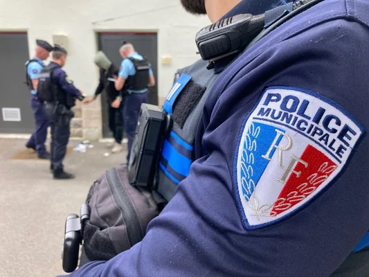 Écusson d'un agent de police municipale, symbole de la nouvelle force de l'ordre à Brest.