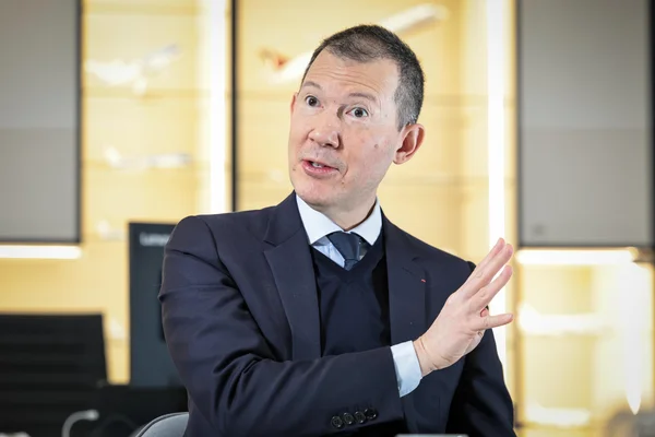 Benjamin Smith, patron d'Air France-KLM, en pleine conversation dans son bureau.