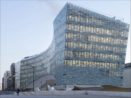 Façade vitrée du nouveau siège du Monde à Paris.