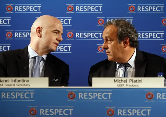 Gianni Infantino et Michel Platini lors d'une conférence de presse de l'UEFA.