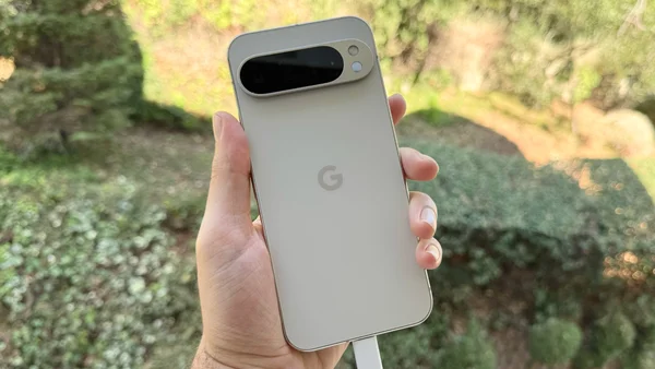 Un Google Pixel tenu en main, arrière-plan flou.