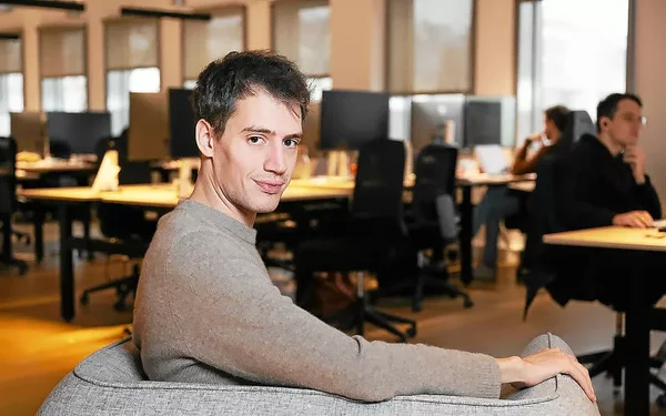 Employé de Mistral dans un espace de travail moderne, regardant vers l'objectif.