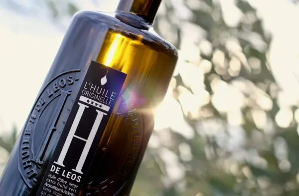La bouteille d'huile d'olive 'L'Huile Originelle de Leos' de Patrick Bruel.